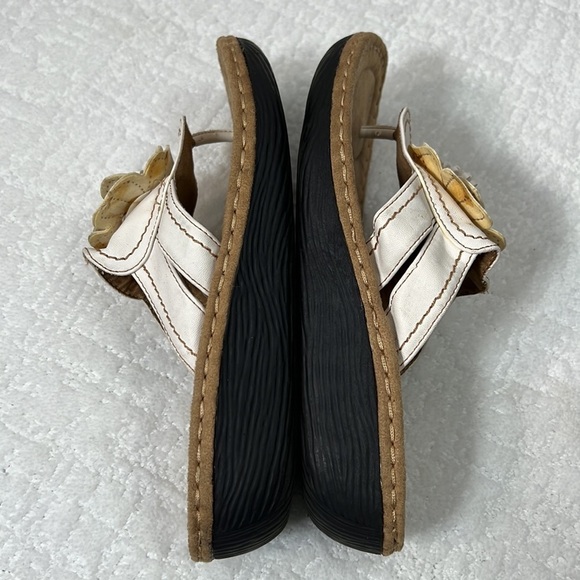 Cliffs carnation cushion white thong leather sandals with floral detail 7.5 - Picture 8 of 10